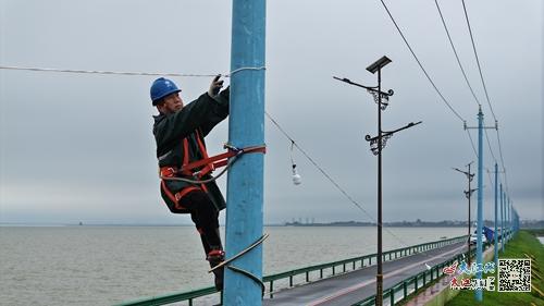 暴雨中的守护者 国网九江庐山市供电公司拉起的“火龙”
