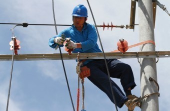 战高温，提质效 国网陵县供电公司加快推进农网建设